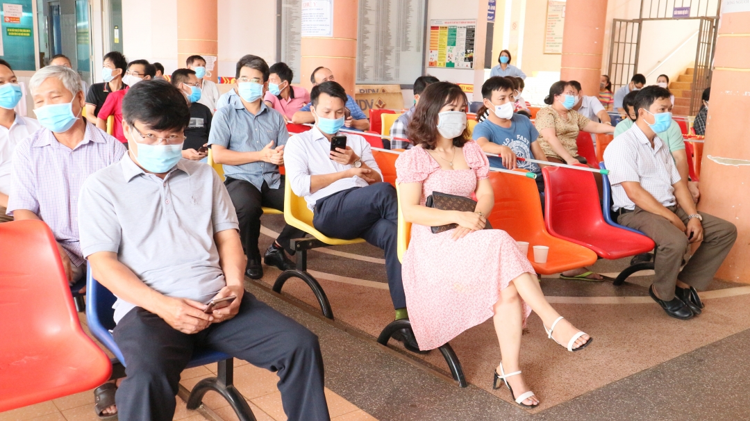Bệnh viện Đa khoa TP. Buôn Ma Thuột bố trí ngồi giãn cách tại khu vực đăng ký khám bệnh. Ảnh: Quang Nhật
