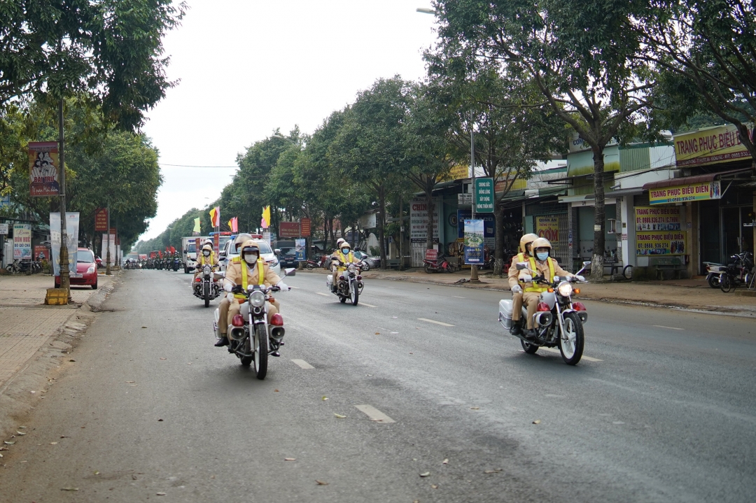 Lực lượng Cảnh sát giao thông (Công an huyện Krông Pắc) tổ chức tuyên truyền lưu động dọc Quốc lộ 26, đoạn qua địa phận  huyện Krông Pắc.  