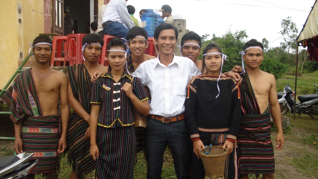 Thầy Nguyễn Quang Ngọc cùng học trò trong tham gia các hoạt động văn nghệ tại xã Cư Đrăm, huyện Krông Bông. 