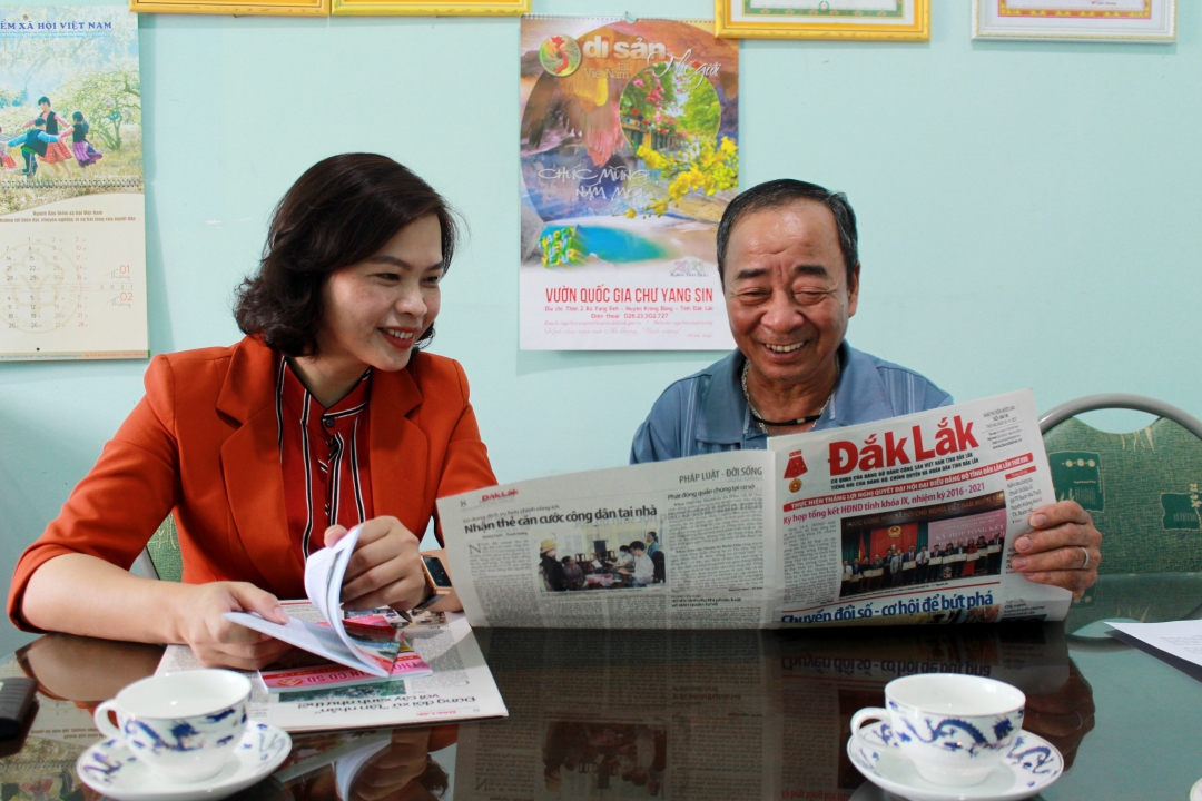 Cán bộ đảng viên xã Hòa Sơn tham khảo những cách làm hay trong học và làm theo Bác qua báo chí. 