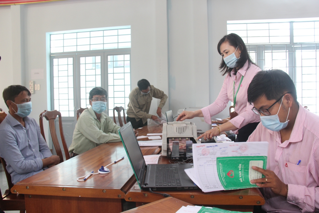 Phòng Giao dịch Ngân hàng Chính sách xã hội huyện Ea Kar làm thủ tục giải ngân cho người dân xã Cư Ni vay vốn