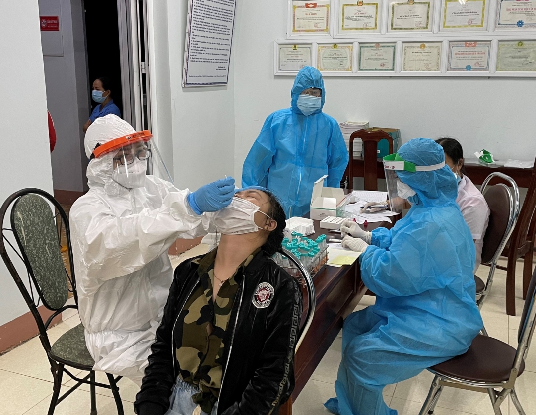 Cán bộ Trung tâm Kiểm soát bệnh tật tỉnh lấy mẫu xét nghiệm SARS-CoV-2 đối với cán bộ, nhân viên Trung tâm Y tế huyện Lắk