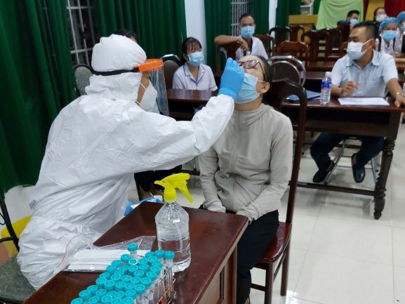 Lấy mẫu xét nghiệp SARS-CoV-2  tại Trung tâm Y tế huyện Lắk. (Ảnh minh họa)
