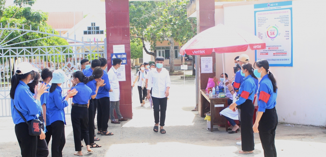 Các thí sinh tại điểm thi Trường THPT Nguyễn Tất Thành ra về sau khi hoàn thành ngày thi đầu tiên.