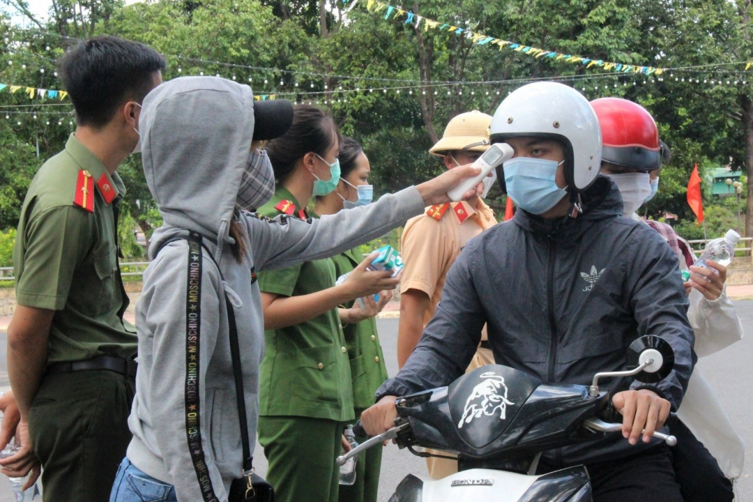 Lực lượng chức năng thực hiện công tác hỗ trợ thí sinh tại điểm thi Trường THPT Lắk.