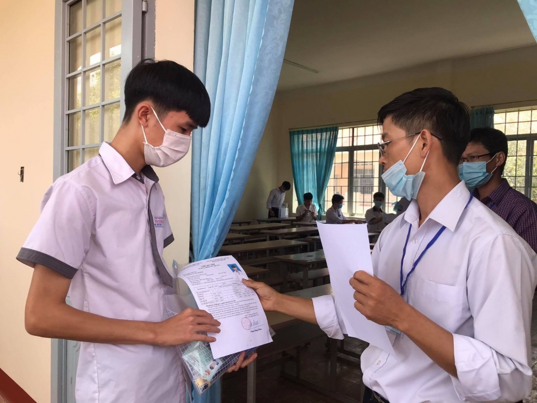 Thí sinh tại điểm thi Trường THPT Phan Đăng Lưu (huyện Krông Búk) chuẩn bị vào phòng thi.