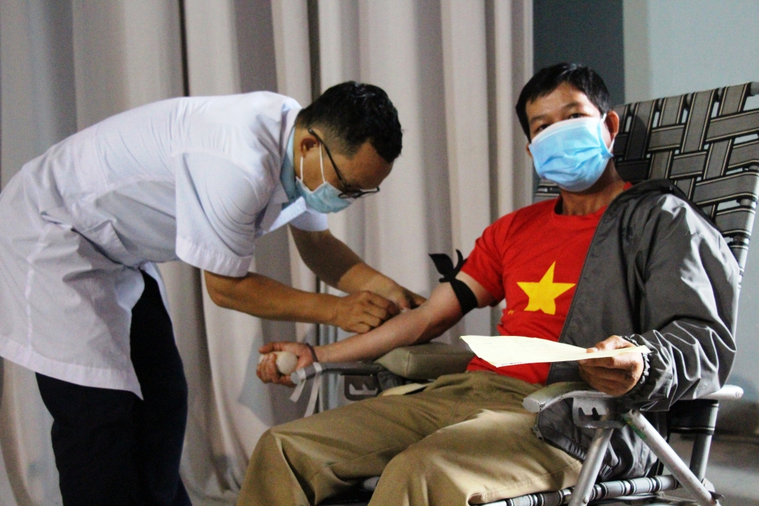 Tình nguyện viên tham gia hiến máu nhân đạo sáng 9-7 tại Trung tâm văn hóa huyện Krông Pắc