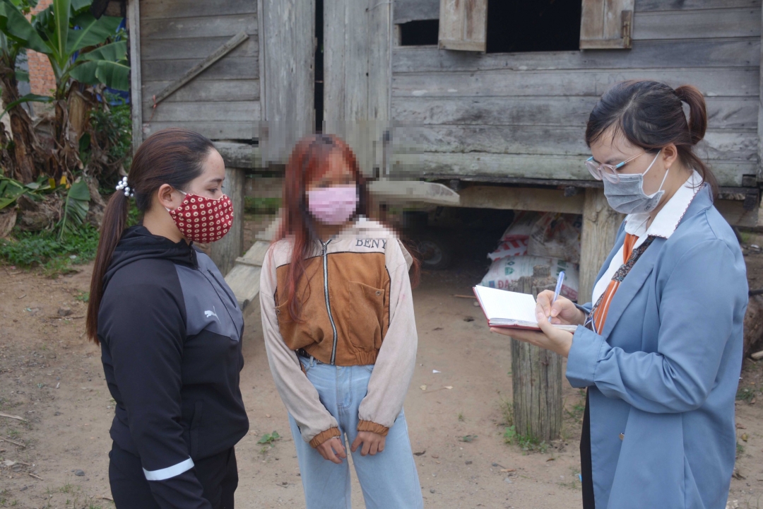 Một lao động trái pháp luật ở xã Hòa Phong, huyện Krông Bông (ở giữa) chia sẻ nỗi vất vả khi đi lao động tại xưởng may mặc tư nhân tại TP. Hồ Chí Minh.
