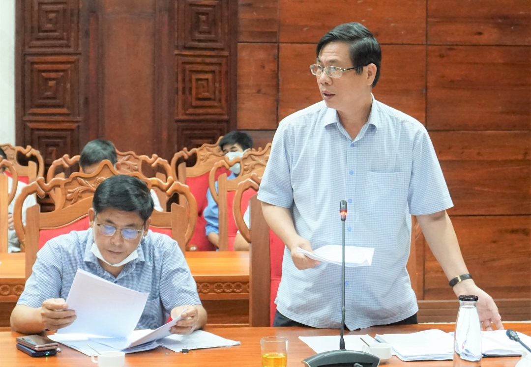 Giám đốc Sở Kế hoạch bà Đầu tư Đinh Xuân Hà báo cáo tình hình giải ngân vốn đầu tư XDCB trên địa bàn tỉnh. 