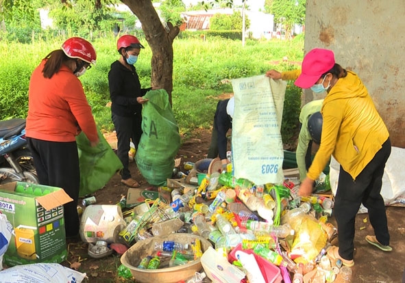 Hội viên Hội LHPN xã Ea Kao thu gom, phân loại rác thải trước khi bán gây quỹ.