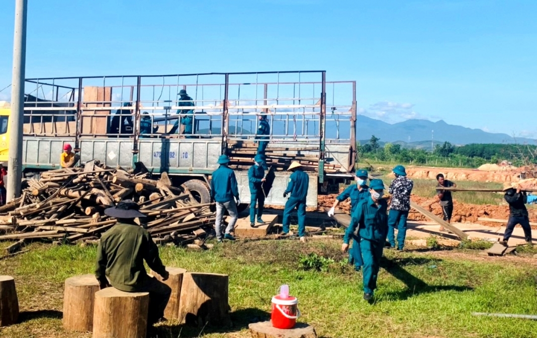 Lực lượng vũ trang huyện Ea Kar giúp các hộ dân khu tái định cư số 1 (xã Cư Elang) vận chuyển đồ đạc, dựng nhà cửa.   