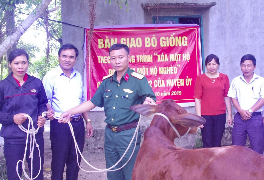 Thượng tá Lê Xuân Chung, Chính trị viên, Ban CHQS huyện Ea Kar cùng các đơn vị trao bò giống tặng hộ nghèo trên địa bàn huyện.