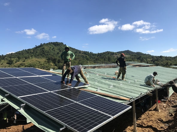 Một trang trại có đầu tư điện mặt trời mái nhà tại huyện Buôn Đôn lắp pin trước khi trồng cây.    Ảnh: Tài Đại