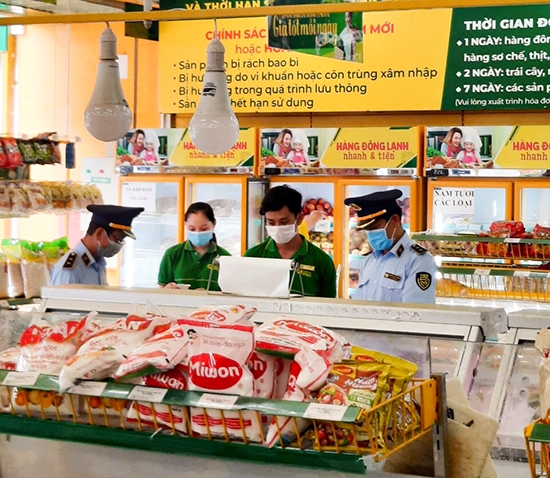 Cục Quản lý thị trường Đắk Lắk tiến hành kiểm tra về giá cửa hàng kinh doanh ở TP. BUôn Ma Thuột