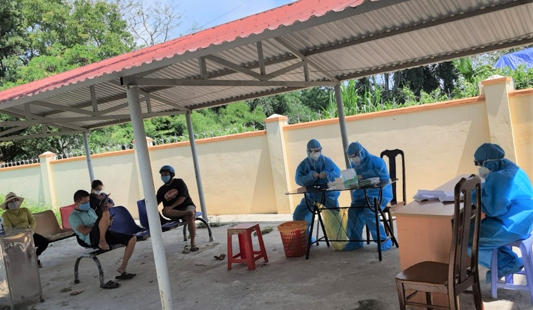 Các trường hợp về từ vùng dịch đến khai báo y tế và test nhanh kháng nguyên tại Trạm Y tế xã Ea Trul.