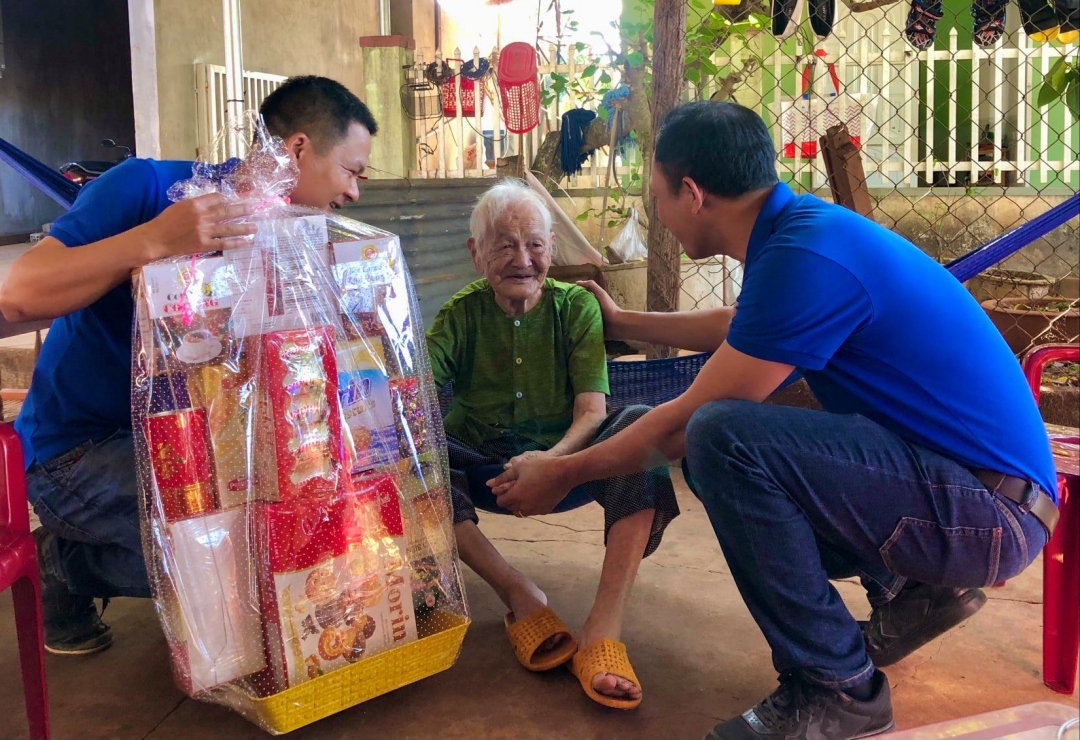 Đoàn viên thanh niên thăm hỏi Mẹ Việt Nam Anh hùng Lê Thị Bé (TP. Buôn Ma Thuột)