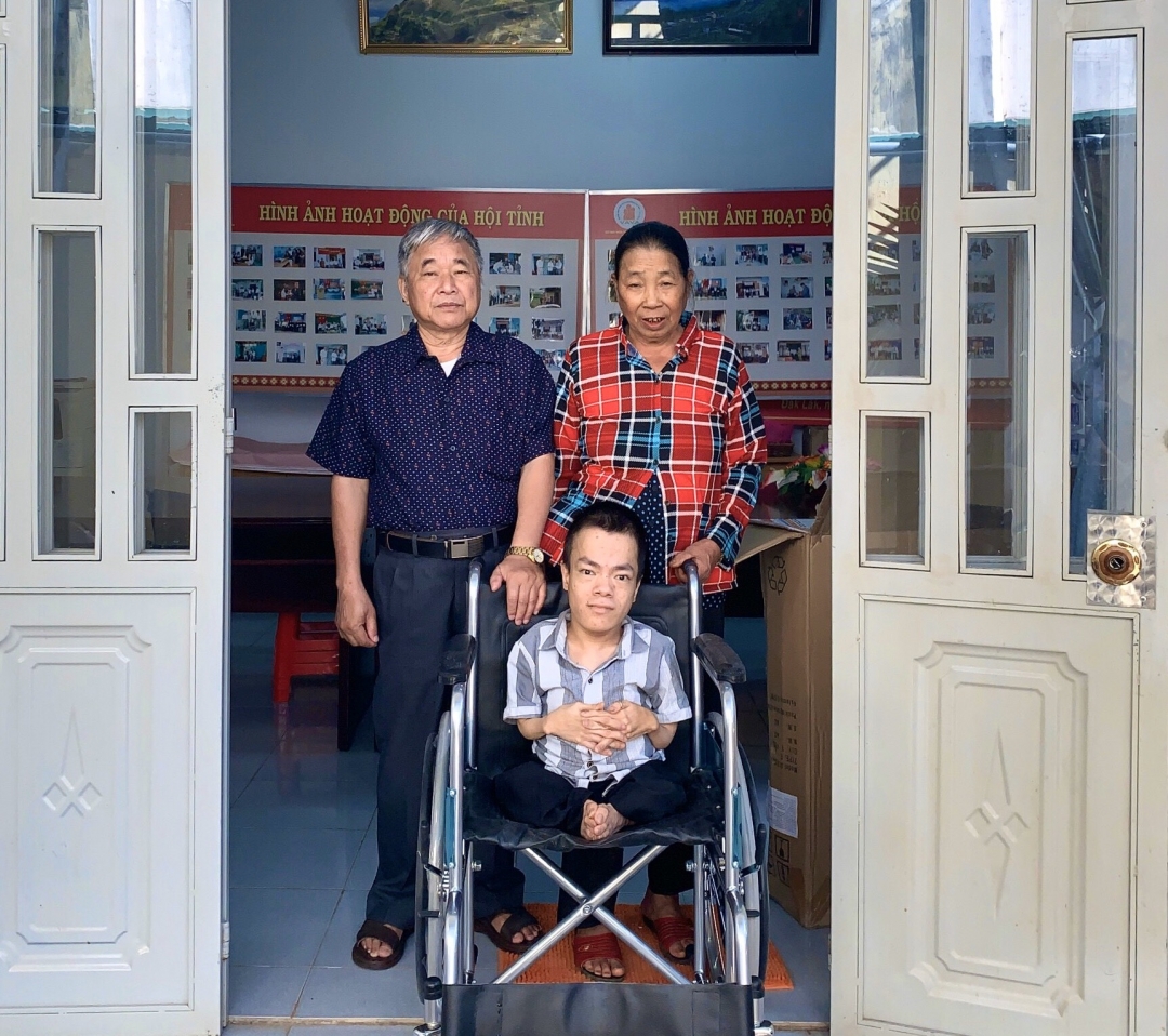 Nguyễn Thuận Tùng nhận xe lăn từ Hội Nạn nhân chất độc da cam tỉnh.