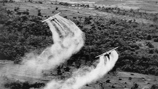 Máy bay Mỹ rải chất độc da cam/dioxin trong chiến tranh Việt Nam.  Ảnh tư liệu