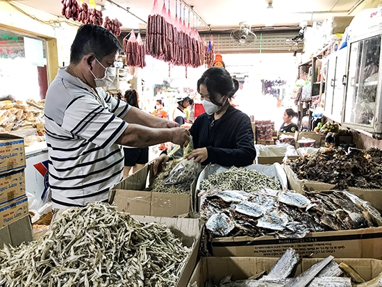 Người dân mua thực phẩm khô tại chợ Trung tâm Buôn Ma Thuột