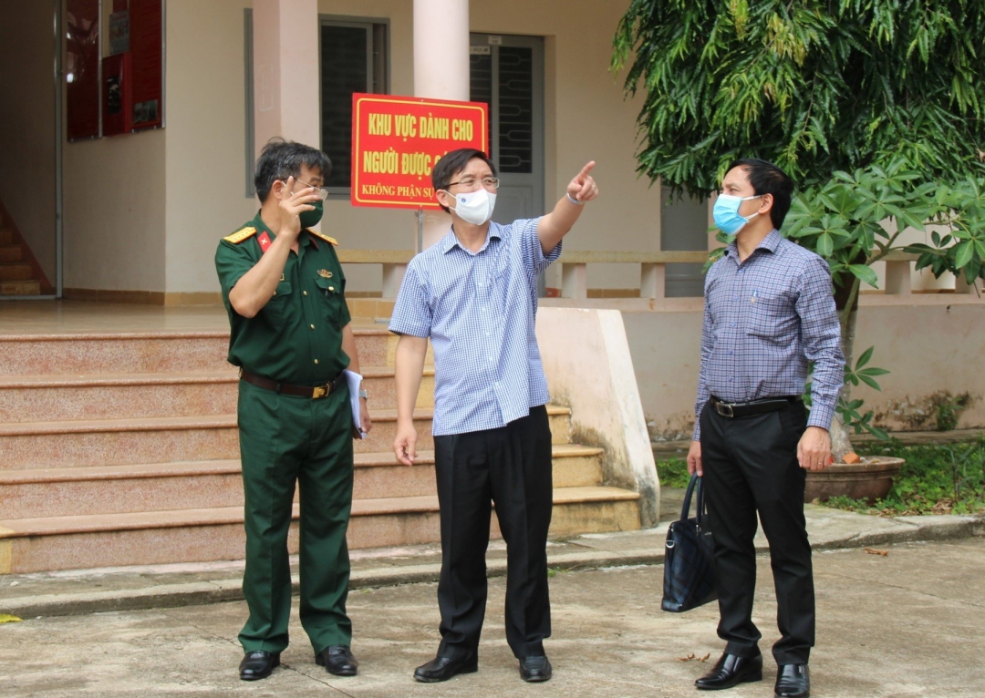 Ủy viên Trung ương Đảng, Bí thư Tỉnh ủy Nguyễn Đình Trung chỉ đạo lực lượng chức năng 
