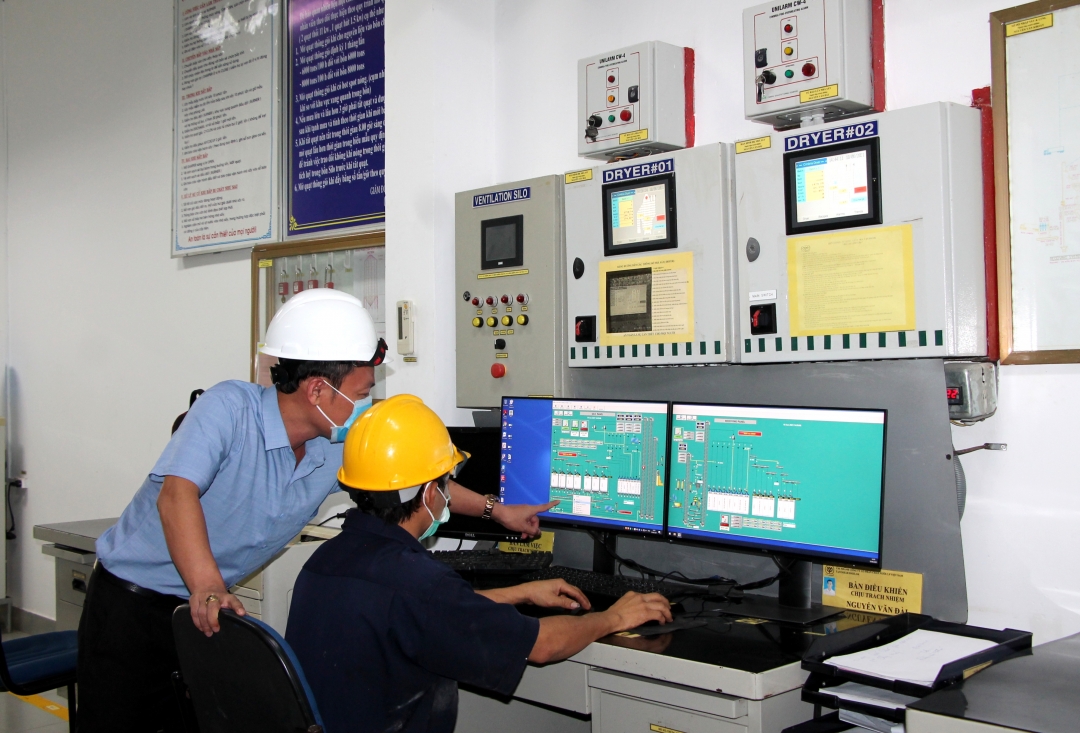 Công nhân  Công ty Cổ phần Chăn nuôi  CP Việt Nam  Chi nhánh Ea Kar  (Cụm công nghiệp Ea Đar) điều khiển  hệ thống máy móc  sản xuất qua mạng.  