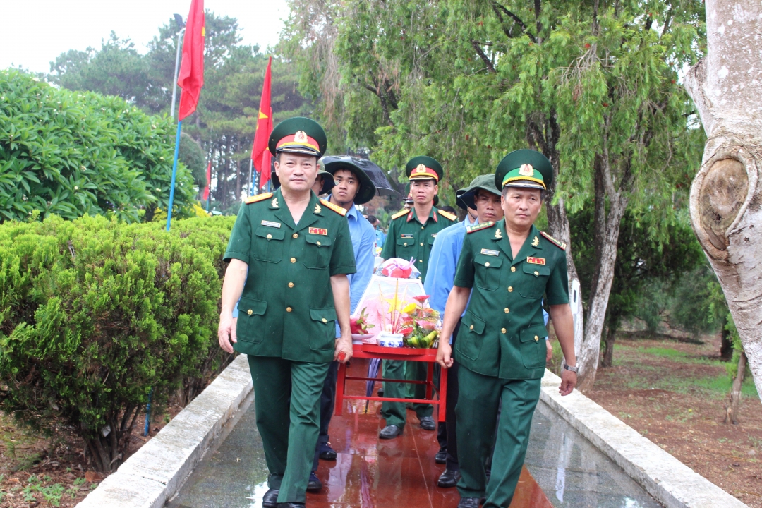 Các đại biểu tiễn đưa hài cốt liệt sĩ hy sinh trên đất bạn Campuchia về nơi yên nghỉ. 