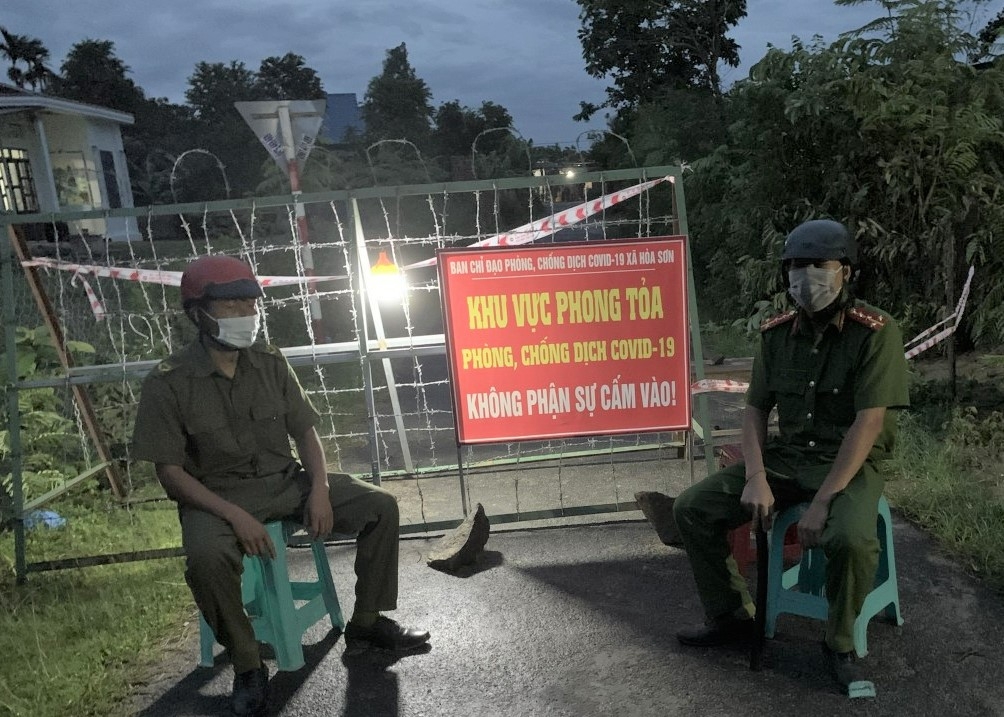 Một chốt chặn phòng, chống dịch COVID-19 trên địa bàn xã Hòa Sơn.