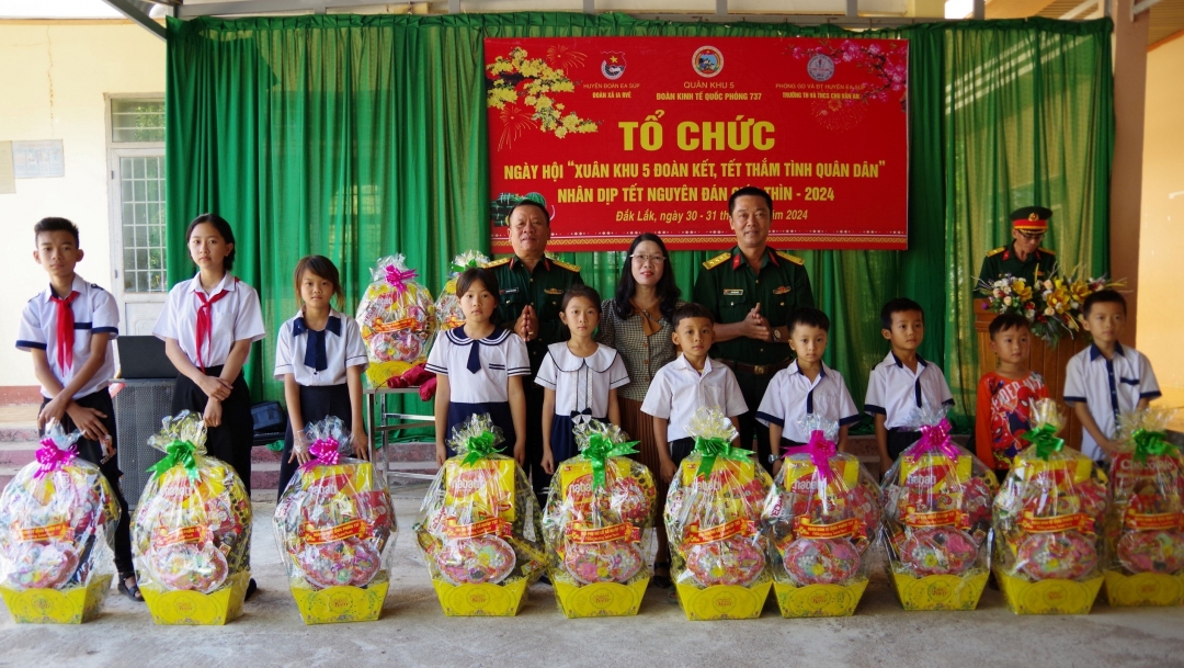 Đại diện các đơn vị, địa phương trao quà Tết tặng học sinh có hoàn cảnh khó khăn trên địa bàn.