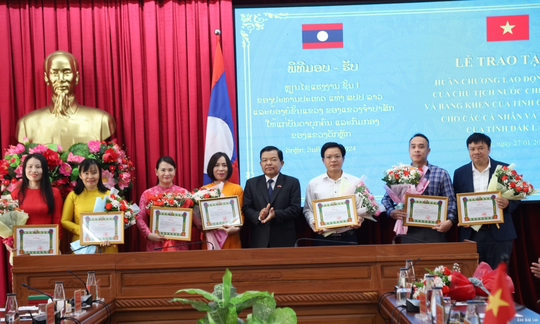 Đồng chí Sanan Siphaphommachanh trao Bằng khen của tỉnh Champasak tặng các cá nhân của tỉnh Đắk Lắk.