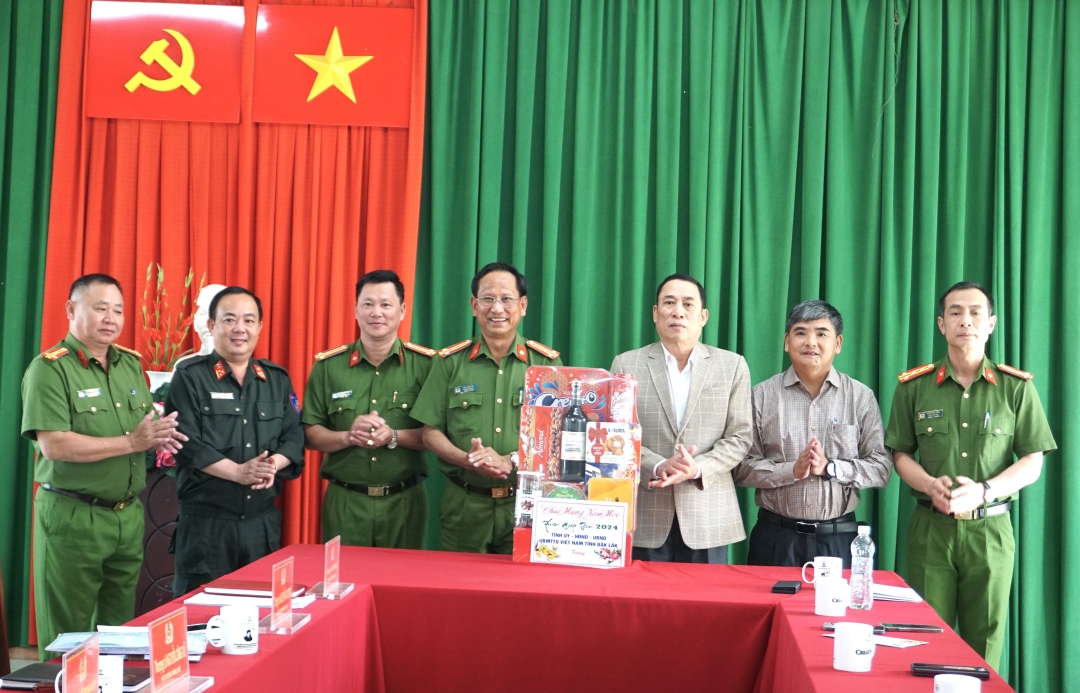 Phó Chủ tịch UBND tỉnh Võ Văn Cảnh Phòng Cảnh sát cơ động - Công an tỉnh Đắk Lắk