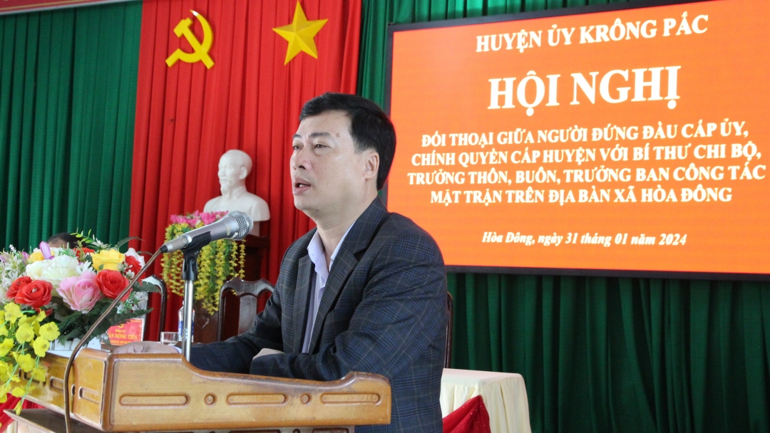 Đồng chí Trần Hồng Tiến, Bí thư Huyện ủy, Chủ tịch HĐND huyện Krông Pắc phát biểu tại hội nghị.