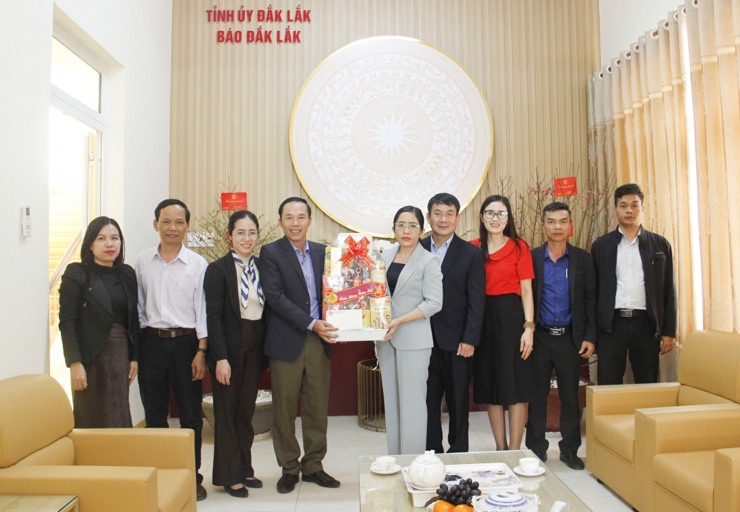 Đoàn đại biểu quốc hội (ĐBQH) tỉnh Đắk Lắk  thăm, chúc tết tại Báo Đắk Lắk.