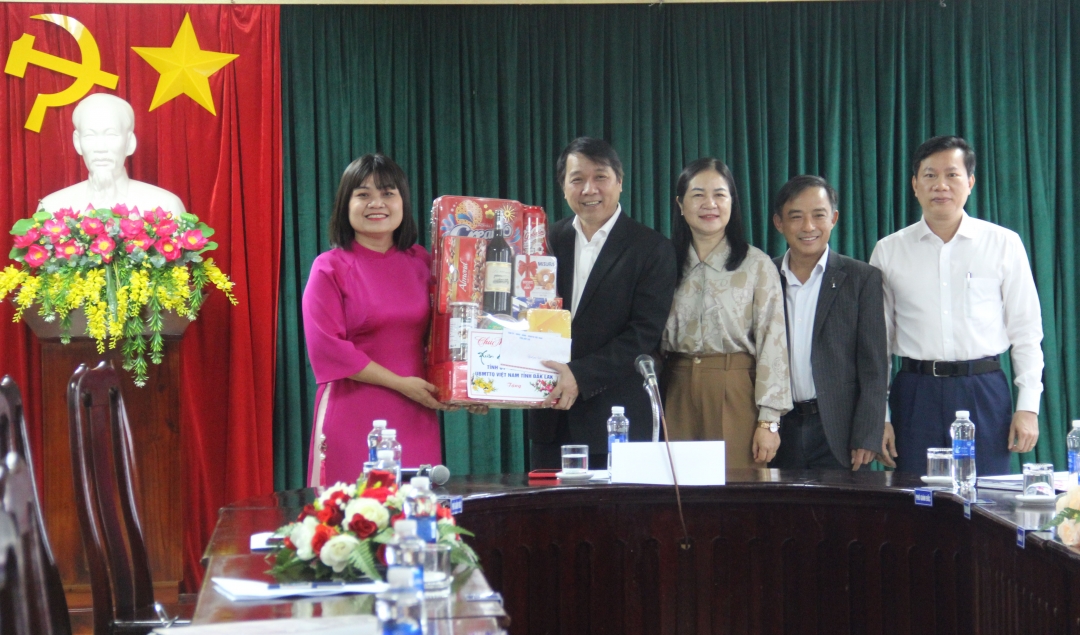 Phó Chủ tịch UBND tỉnh H Yim Kđoh thăm, chúc tết tại Bệnh viện Đa khoa Vùng Tây Nguyên.