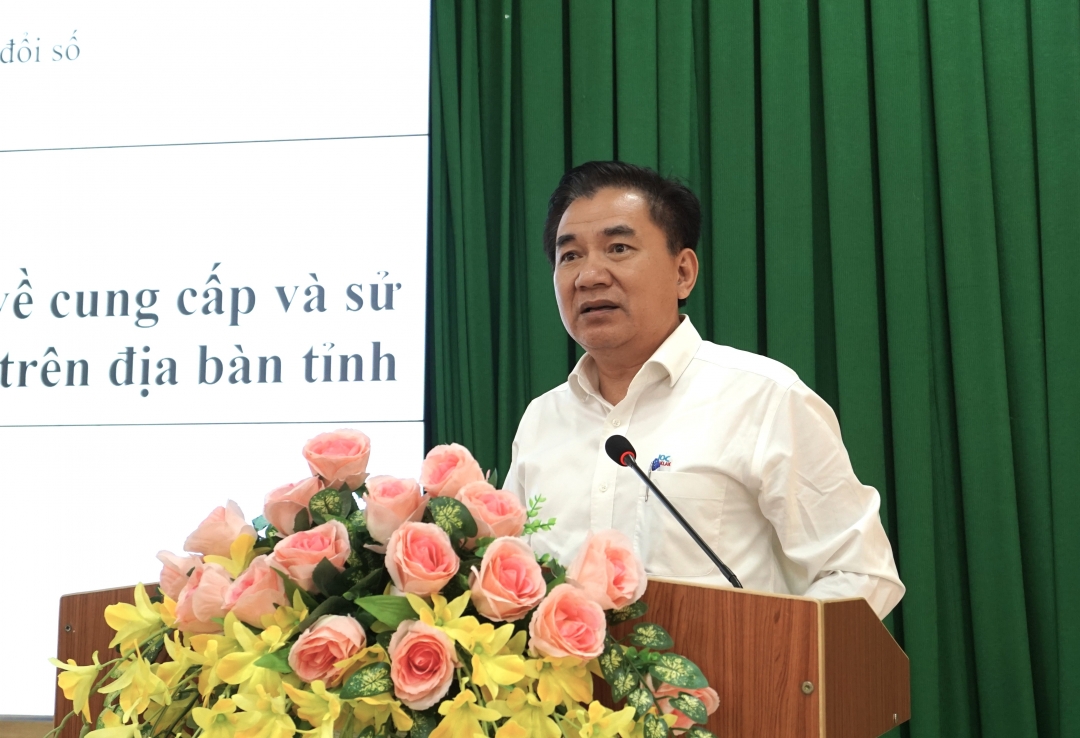 Giám đốc Sở Thông tin và truyền thông Trương Hoài Anh báo cáo kết quả thực hiện các chỉ tiêu về cung cấp và sử dụng dịch vụ công trực tuyến (DVCTT) năm 2023
