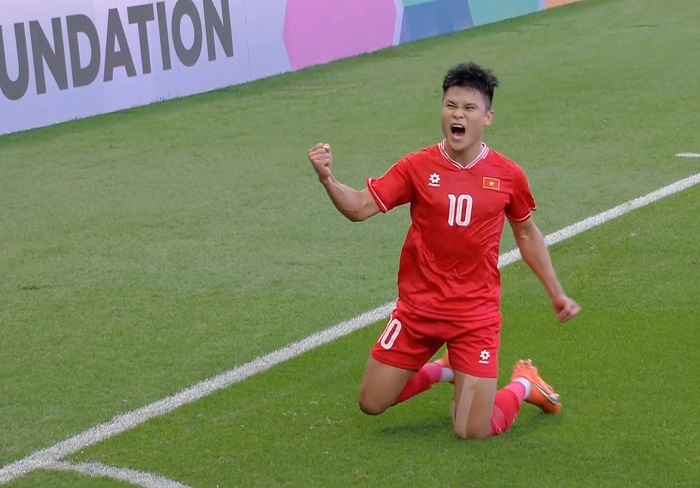 Tuấn Hải ăn mừng bàn thắng nâng tỷ số 2 -1 cho tuyển Việt Nam. Ảnh: VFF