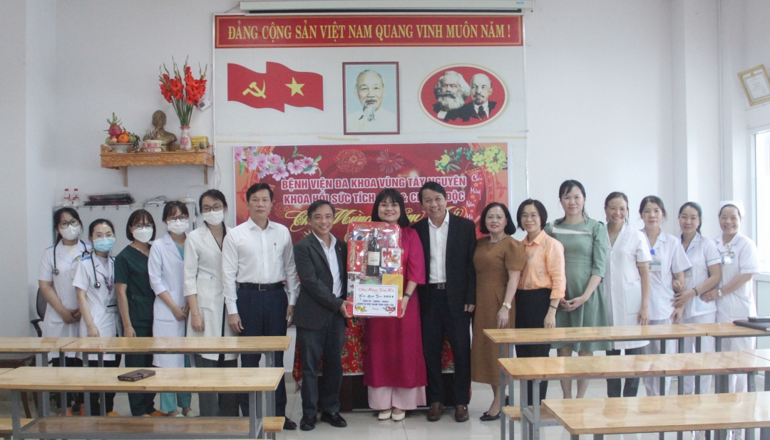 Phó Chủ tịch UBND tỉnh H Yim Kđoh thăm, chúc tết, tặng quà đội ngũ y, bác sĩ, nhân viên Khoa cấp cứu chống độc  hồi sức Bệnh viện Đa khoa Vùng Tây Nguyên.