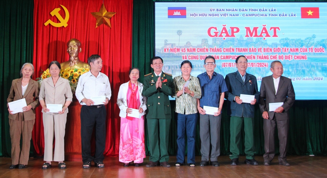 Hội Hữu nghị Việt Nam - Campuchia tỉnh tặng quà 8 cá nhân là chuyên gia, phục vụ chuyên gia có hoàn hoàn cảnh khó khăn trên địa bàn tỉnh.