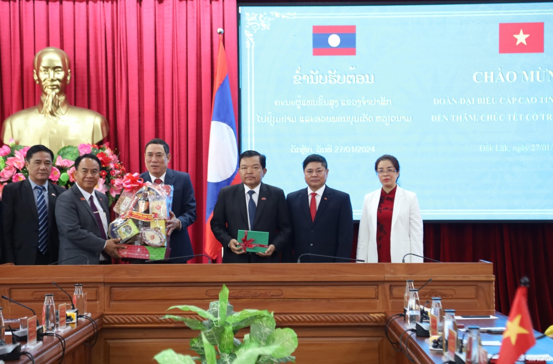 Lãnh đạo tỉnh Đắk Lắk trao quà tặng đoàn công tác của tỉnh Champasak.