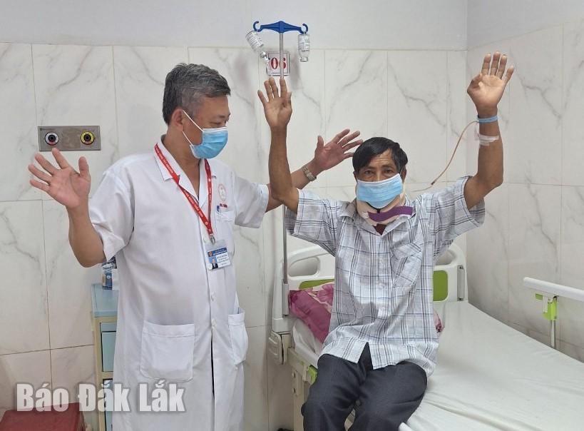 Bác sĩ CKII Huỳnh Như Đồng, Trưởng Khoa Ngoại thần kinh, Bệnh viện Đa khoa vùng Tây Nguyên kiểm tra sức khỏe cho bệnh nhân sau phẫu thuật.