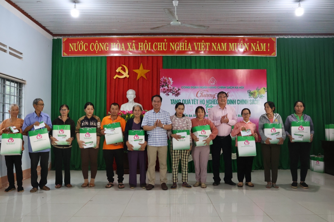 Phó Bí thư Thường trực Đảng ủy NHCSXH Việt Nam
Nguyễn Minh Phương và đại diện Sở Lao động, thương binh và xã hội Đắk Lắk tặng quà cho người dân