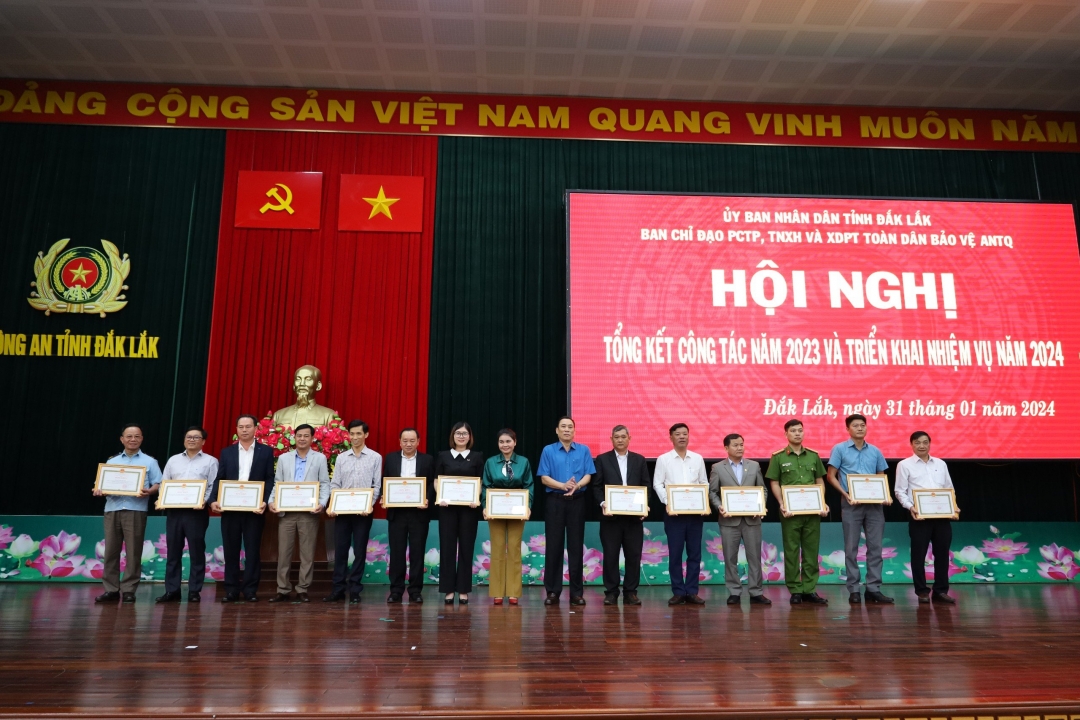 Phó Chủ tịch UBND tỉnh Võ Văn Cảnh tặng Bằng khen cho các tập thể.