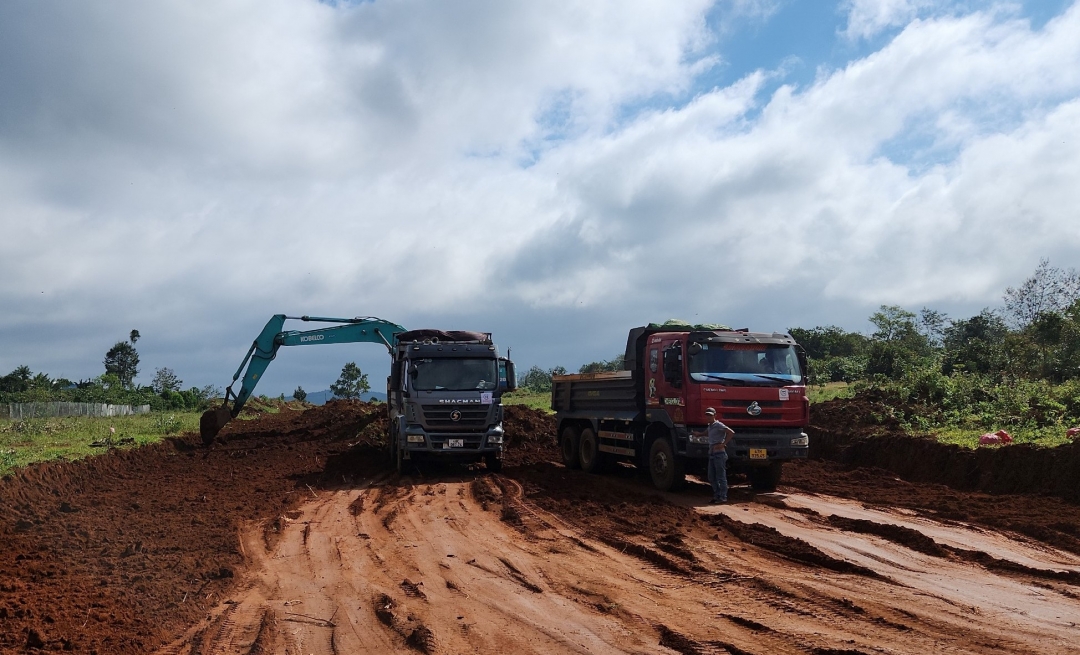 Thi công cao tốc Khánh Hòa - Buôn Ma Thuột đoạn qua huyện Krông Pắc.