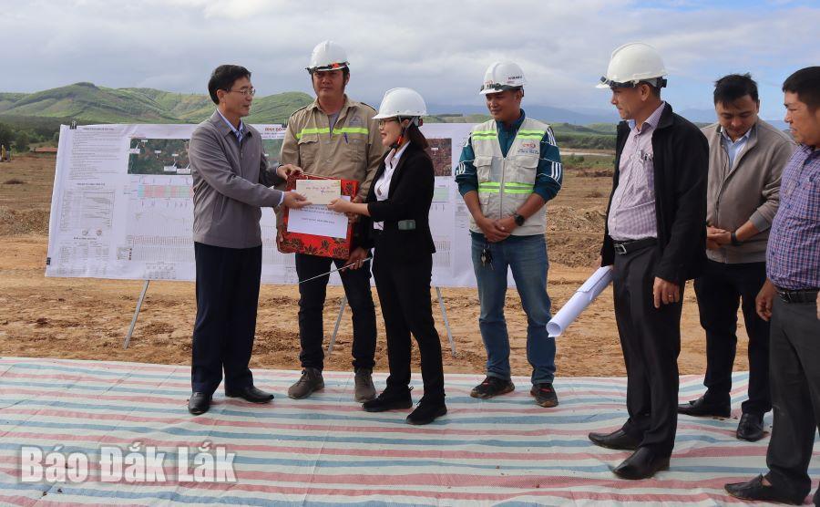 Bí thư Tỉnh ủy Nguyễn Đình Trung tặng quà cán bộ, kỹ sư, công nhân gói thầu số 2.