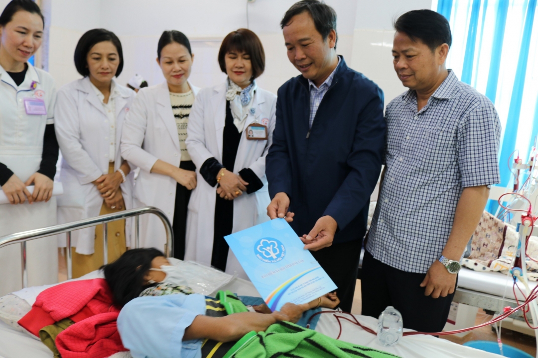 Đại diện lãnh đạo BHXH tỉnh thăm, tặng quà bệnh nhân đang điều trị tại Bệnh viên Đa khoa TP. Buôn Ma Thuột.