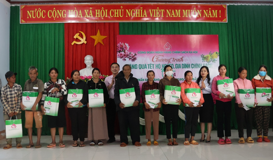 Đại diện Ngân hàng Chính sách xã hội Việt Nam và huyện Ea Hleo tặng quà cho người dân