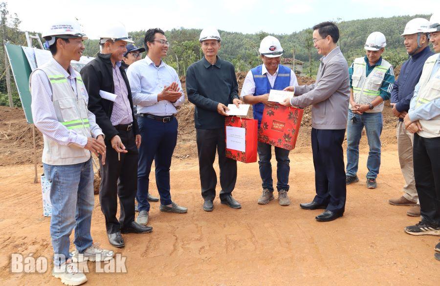 Cán bộ, kỹ sư, công nhân gói thầu số 3 nhận quà Tết từ Bí thư Tỉnh ủy Nguyễn Đình Trung.