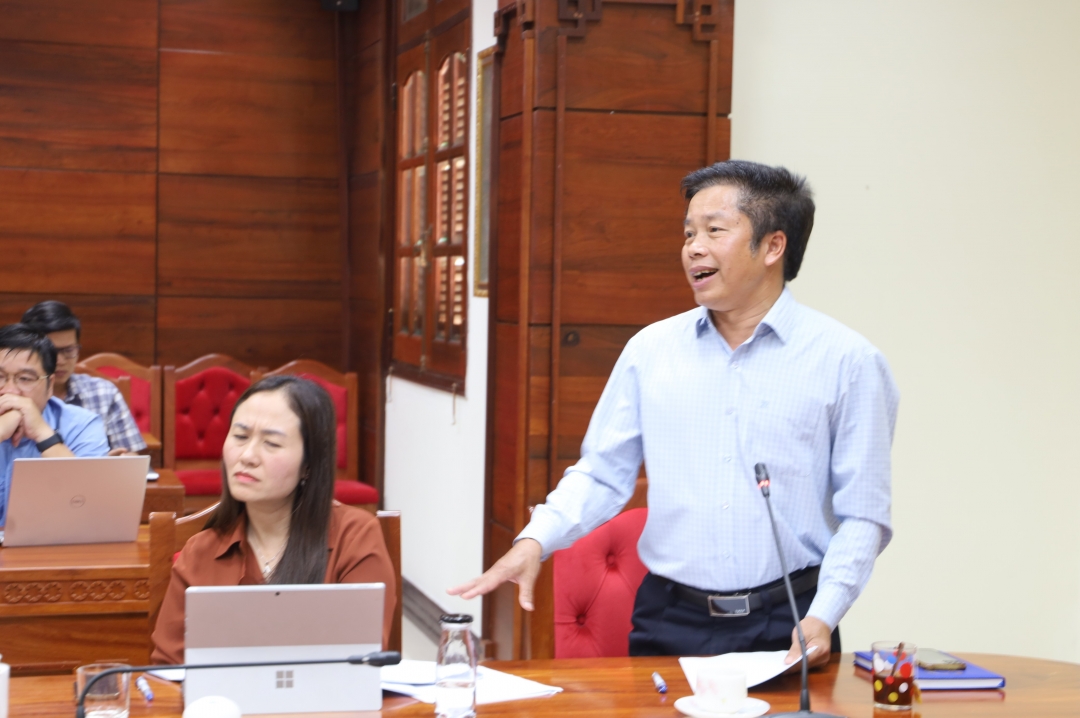 Phó Bí thư Huyện ủy, Chủ tịch UBND huyện Ea Kar Nguyễn Văn Hà nêu ý kiến tại cuộc họp.