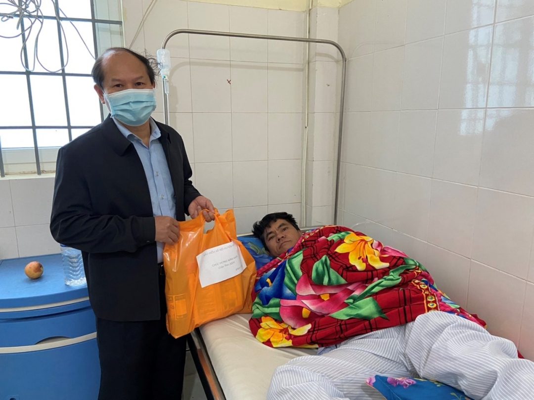 Đại diện BHXH huyện MĐrắk trao quà cho bệnh nhân đang điều trị tại Trung tâm Y tế huyện.
