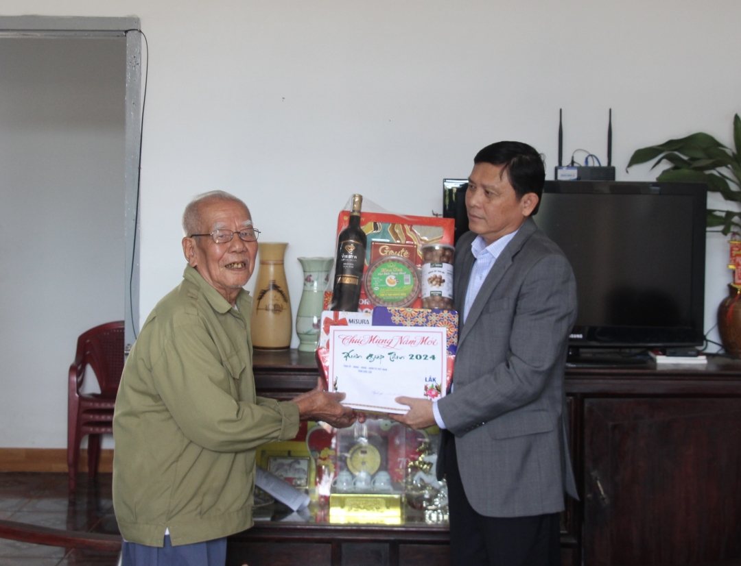 Phó Chủ tịch Thường trực UBND tỉnh Nguyễn Tuấn Hà tặng quà, chúc Tết gia đình ông Lê Nhẫn.