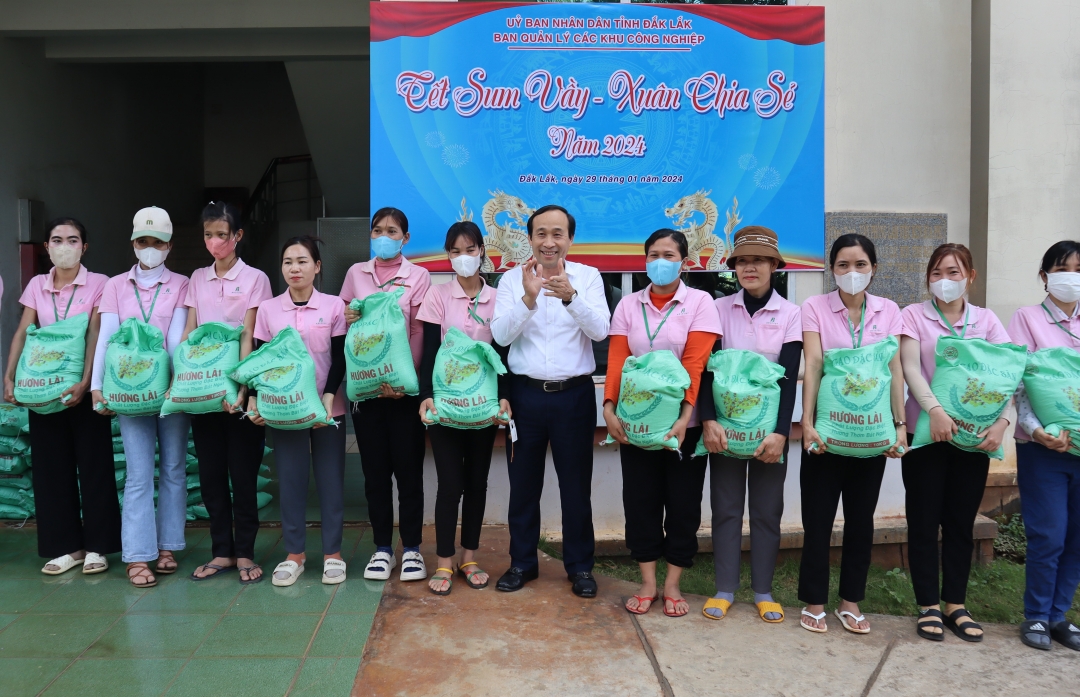 Trưởng Ban Quản lý các khu công nghiệp tỉnh Bùi Văn Từ tặng quà cho công nhân, người lao động tại Khu công nghiệp Hòa Phú.